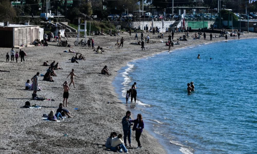 Νέα μέτρα: Γέμισαν παραλίες, σούπερ μάρκετ και λαϊκές